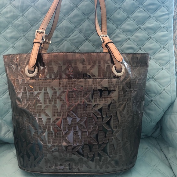 COPY - Michael Kors Purse - Metallic Signature Design - Picture 3 of 10